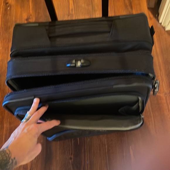 Briggs & Riley Carry-On 18-19” Expandable Spinner - nearly perfect condition - Picture 12 of 13